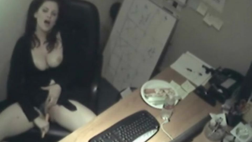 Fette Titten Schlampe masturbiert mit Karotte im Büro