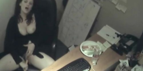 Fette Titten Schlampe masturbiert mit Karotte im Büro