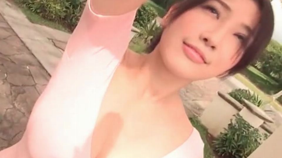 Heiße japanische Ballerina zeigt ihre Kurven in der Natur