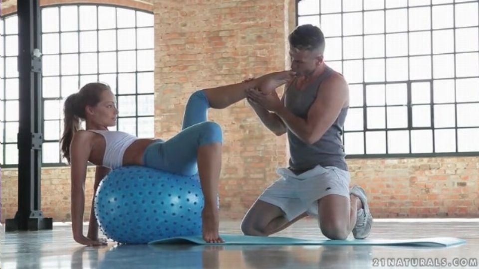 Sportliche Roma sündigt in enger Leggings