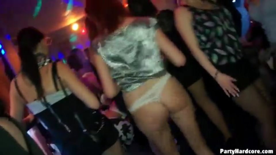 Heiße Tänzerinnen stripfen auf wilder Party