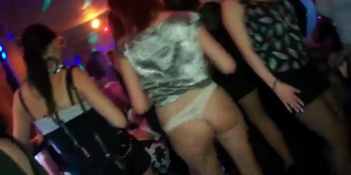 Heiße Tänzerinnen stripfen auf wilder Party