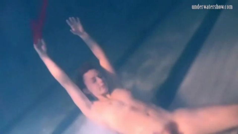 Hübsches Mädchen zieht sich im Pool aus für ein bisschen Spaß