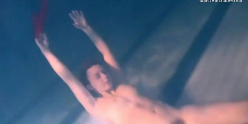 Hübsches Mädchen zieht sich im Pool aus für ein bisschen Spaß