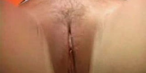 Blonde Schlamme masturbiert auf der Toilette