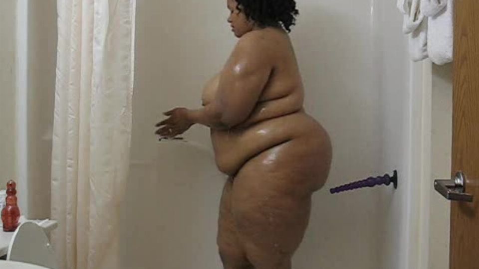 Dicke Roma Frau kommt mit Spielzeug in der Badewanne