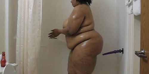 Dicke Roma Frau kommt mit Spielzeug in der Badewanne