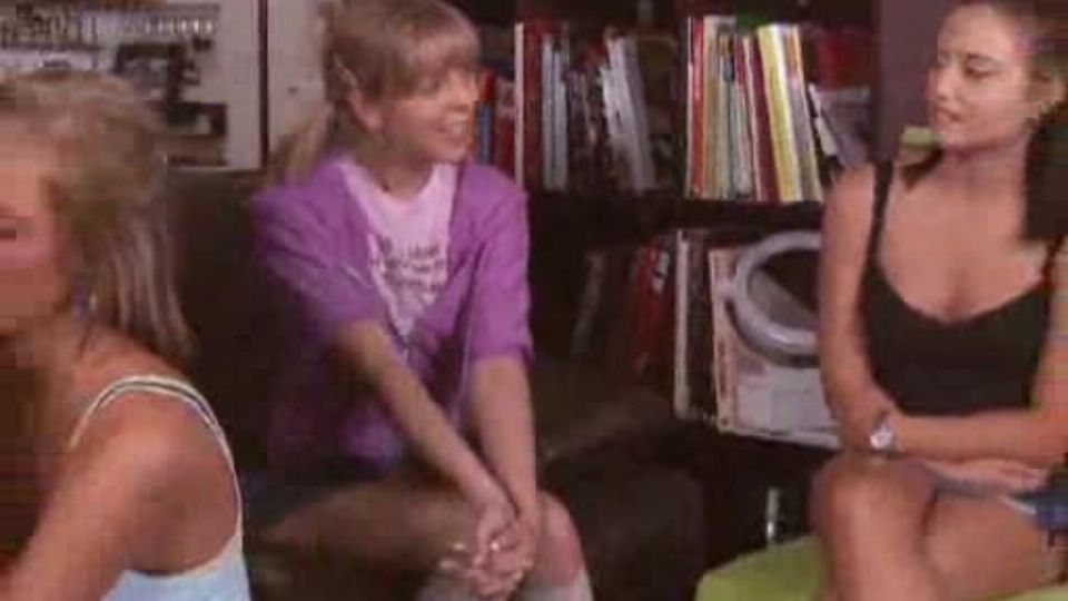 Drei junge Mädchen kosten einen heißen Schwanz