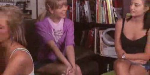 Drei junge Mädchen kosten einen heißen Schwanz