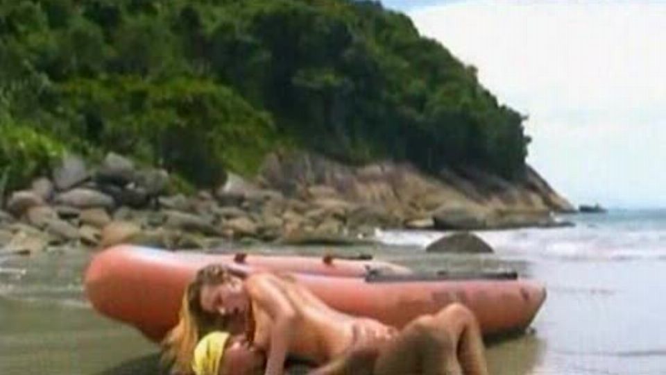 Blonde Bombe leckt am Strand jeden Schwanz