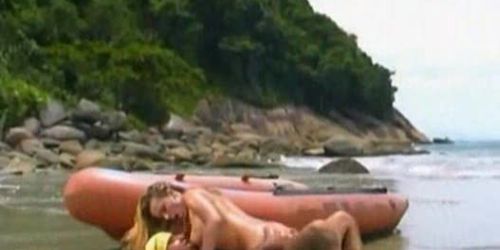 Blonde Bombe leckt am Strand jeden Schwanz