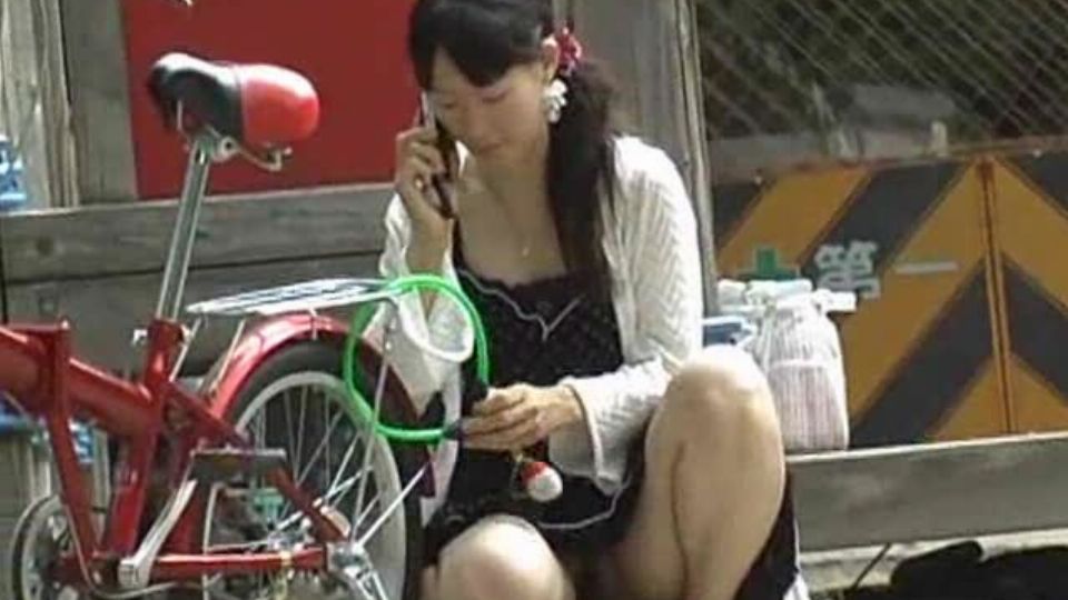 Asiatische Schönheit zeigt ihre Reize im Freien