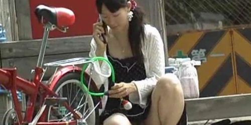 Asiatische Schönheit zeigt ihre Reize im Freien