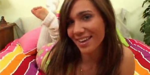 Heiße junge Model zeigt verführerischen Striptease