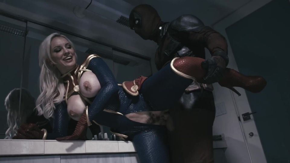 Geile blonde Schönheit mit großen Titten im heißen Rollenspiel