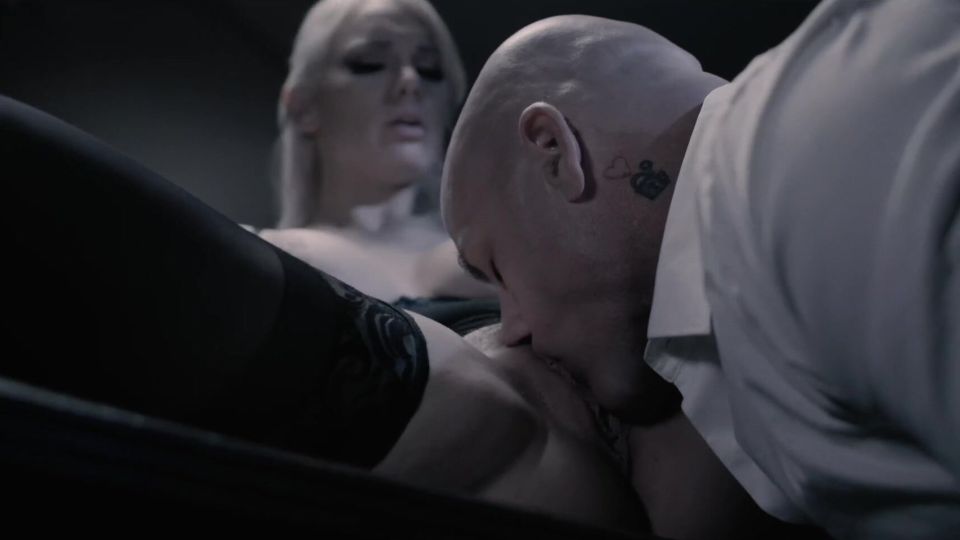 Geile blonde Stiefmutter genießt ihre Reise zum Höhepunkt