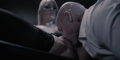 Geile blonde Stiefmutter genießt ihre Reise zum Höhepunkt