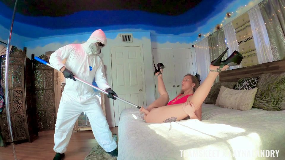 Geile blonde Stiefschwester wird mit Vibrator und Dildo verwöhnt